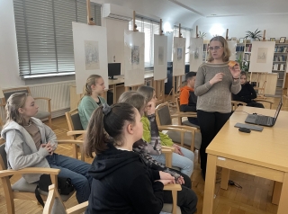 Uczniowie Szkoły Podstawowej Nr 3 z odwiedzinami w bibliotece