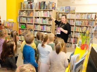 Pajacyki w bibliotece