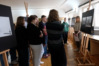 Kolejni młodzi zwiedzający wystawę „Przeworsk subiektywnie” 