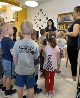 „Jagody” i „Tygryski” z Bajkowego Przedszkola w bibliotece