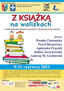 Z książką na walizkach